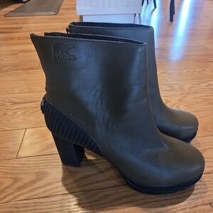 Sorel Olive Green Leather Ankle Booties with Ribbed Block Heel